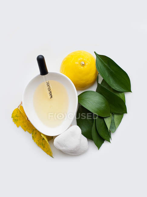 Свіжий лимонний сік у мисці — стокове фото