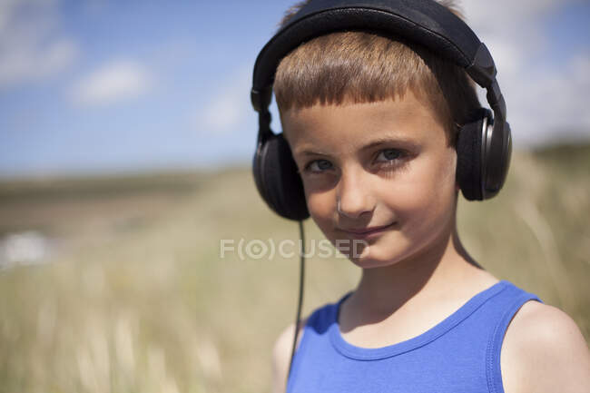 Retrato de niño con auriculares, Gales, Reino Unido - foto de stock