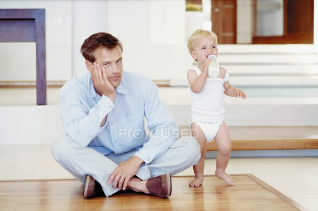 Cansado pai com choro criança — Fotografia de Stock