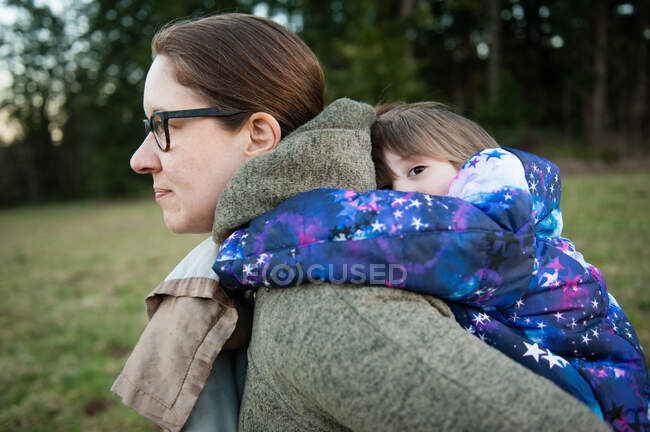 Mother giving daughter piggy back — Stock Photo