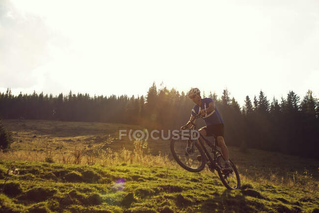 Reifer Mann Mountainbiken, Steiermark, Österreich — Stockfoto