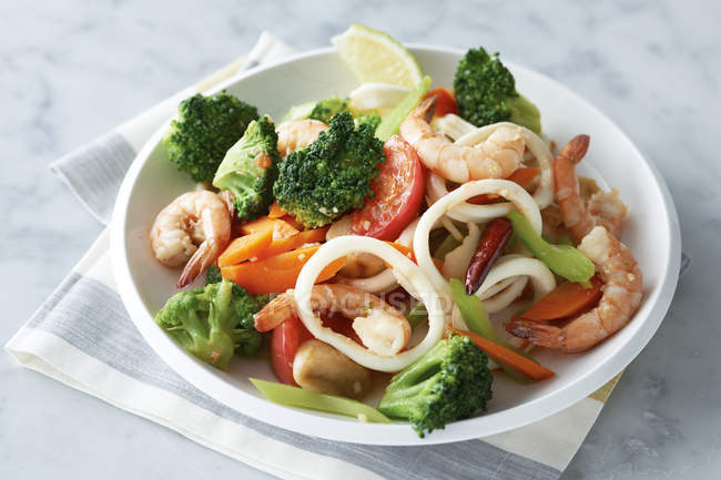 Assiette de crevettes, calmars et légumes — Photo de stock