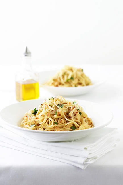 Espaguetis con coliflor y perejil - foto de stock