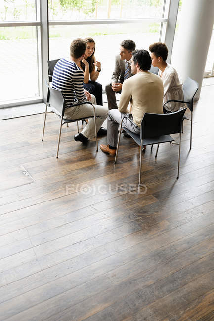 Gente de negocios hablando en la oficina - foto de stock