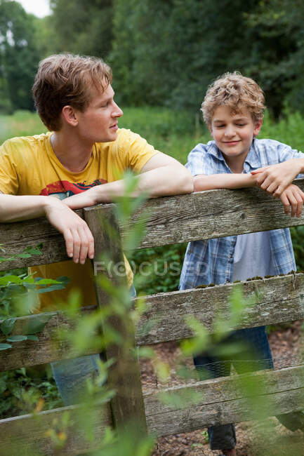 Giovane ragazzo con fratello maggiore — Foto stock