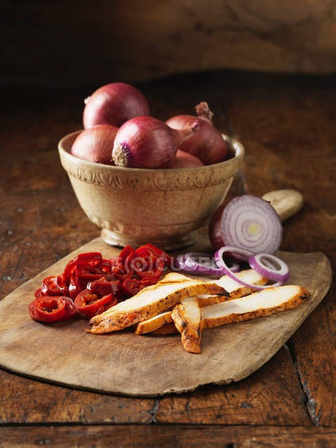 Roasted chicken with onions and peppers — Stock Photo
