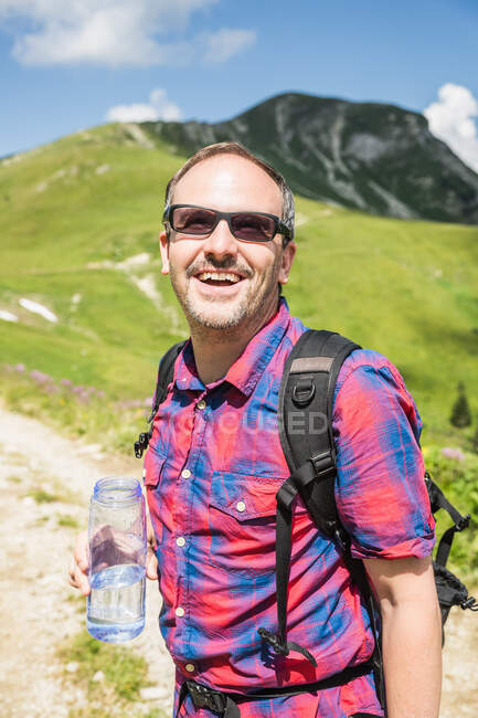 Зрелый турист-мужчина с бутилированной водой, Тироль, Австрия — стоковое фото