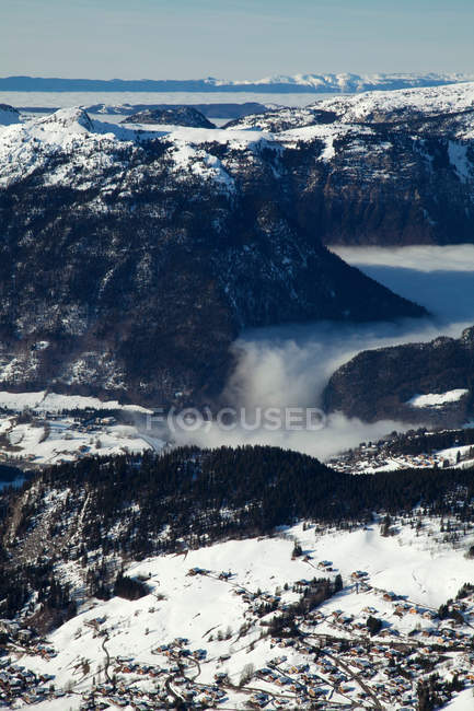 Vista aérea de montanhas nevadas em luz solar brilhante — Fotografia de Stock