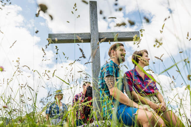 Молодые люди по кресту — стоковое фото