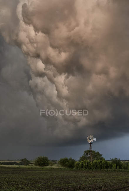 Cielo nuvoloso dramtico sopra il campo — Foto stock