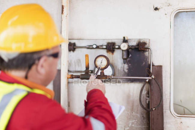 Манометр для проверки рабочих на нефтяной вышке — стоковое фото