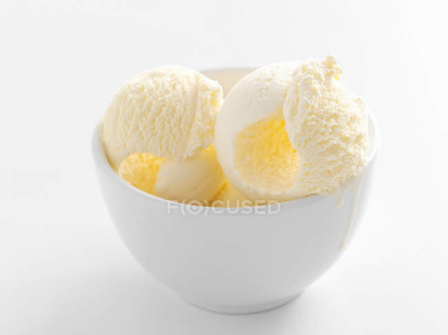 Bowl of vanilla ice cream — Stock Photo