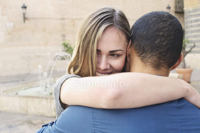 Close up de abraços de casal de turistas, Valência, Espanha — Fotografia de Stock