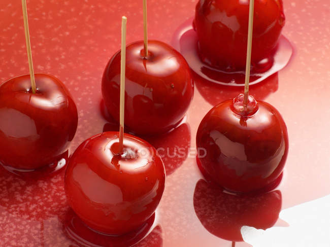 Rote Toffee-Äpfel — Stockfoto