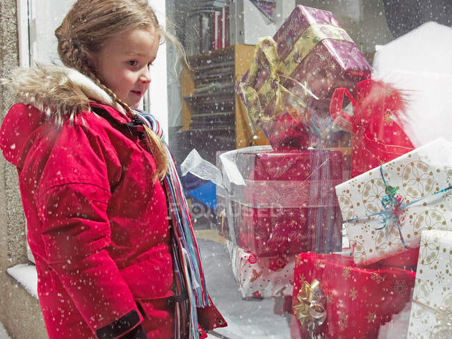 Девушка любовалась рождественскими подарками в снегу — стоковое фото