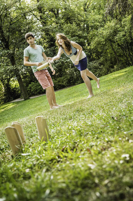Jovem casal jogando Molkky no parque — Fotografia de Stock