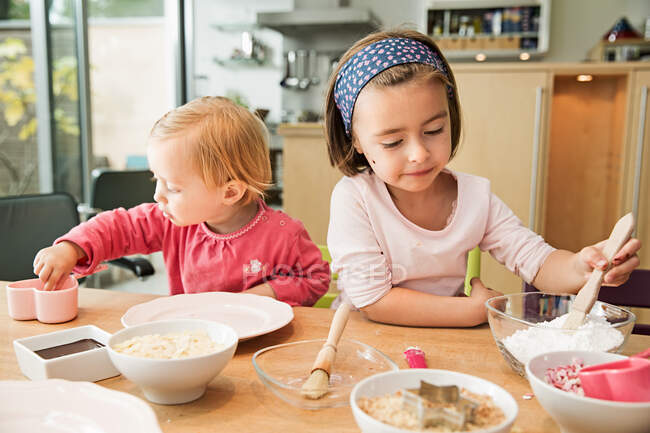 Les enfants cuisinent dans la cuisine — Photo de stock