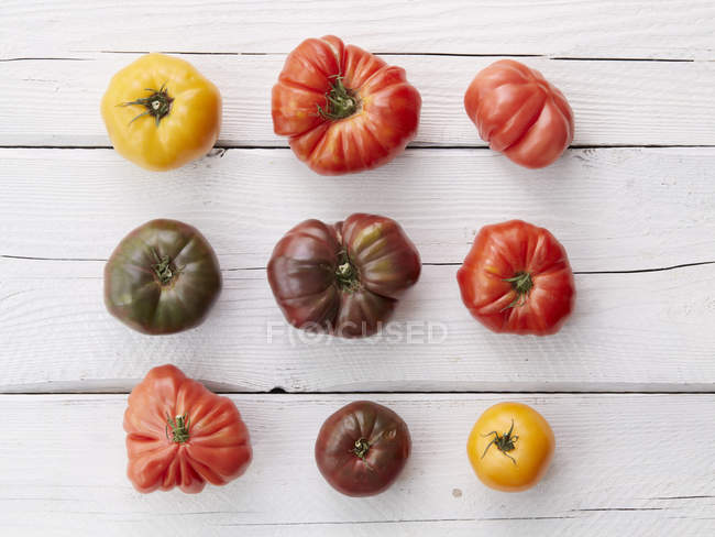 Tomates héritées sur table rustique en bois — Photo de stock