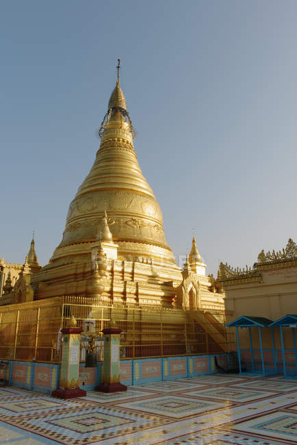 Традиционный украшенный храм в Бирме, Мандалае, Сагаинге — стоковое фото