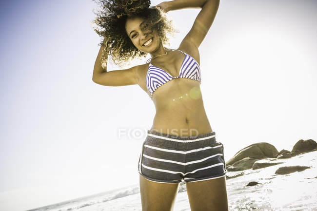 Glückliche Frau am Strand — Stockfoto