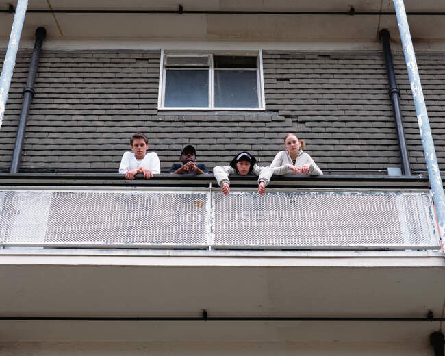 Les adolescents debout sur le balcon — Photo de stock