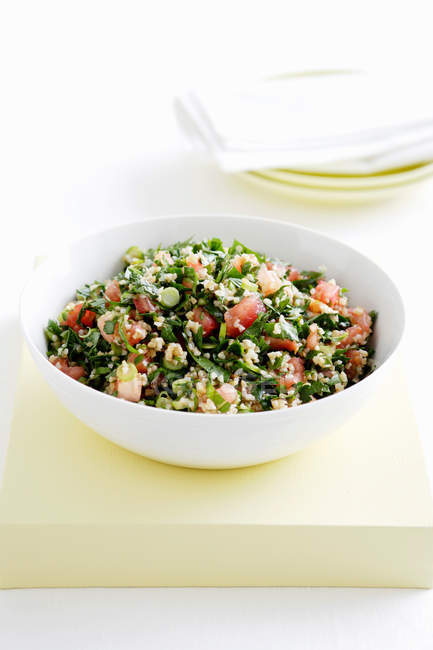 Bowl of tabouli with herbs and tomatoes — Stock Photo
