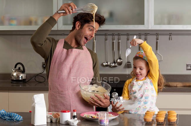Батько і дочка готують — стокове фото