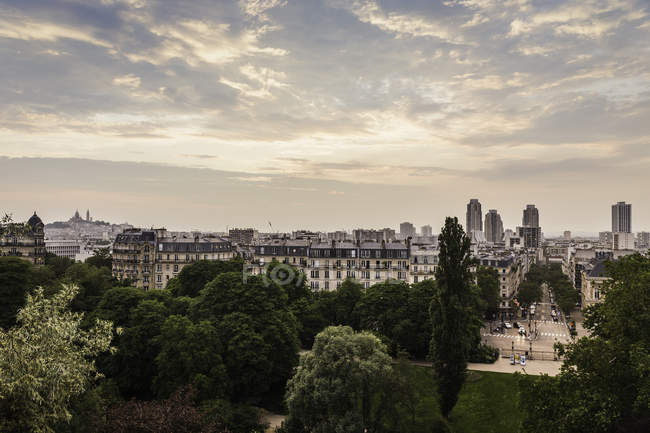 Vista desde el Parc des Buttes-Chaumont, París, Francia - foto de stock