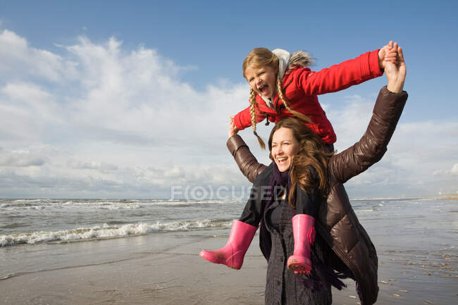 Mère et fille près de la mer — Photo de stock