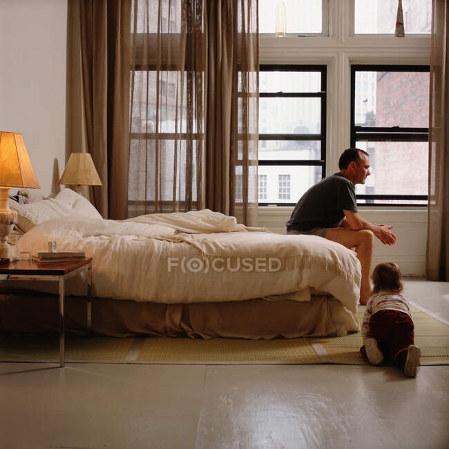 Отец и дочь в спальне — стоковое фото