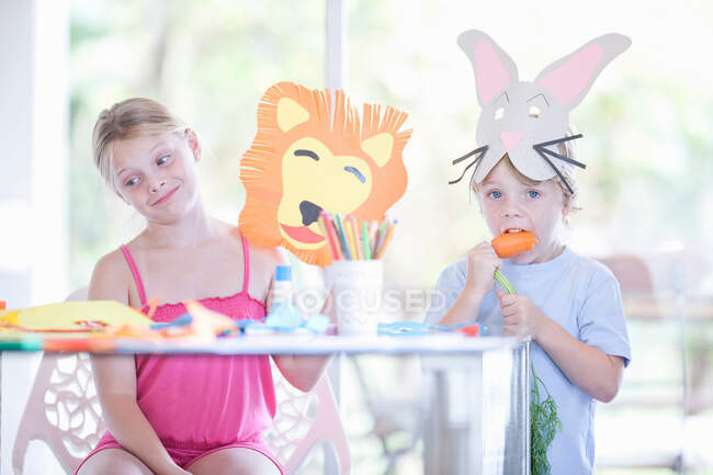 Máscara de crianças fazendo festa — Fotografia de Stock