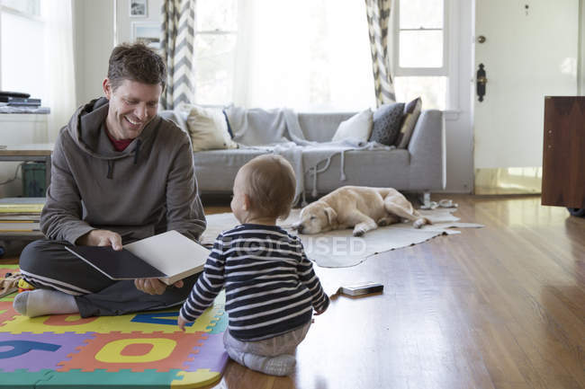 Father and young son at home, playing — Stock Photo
