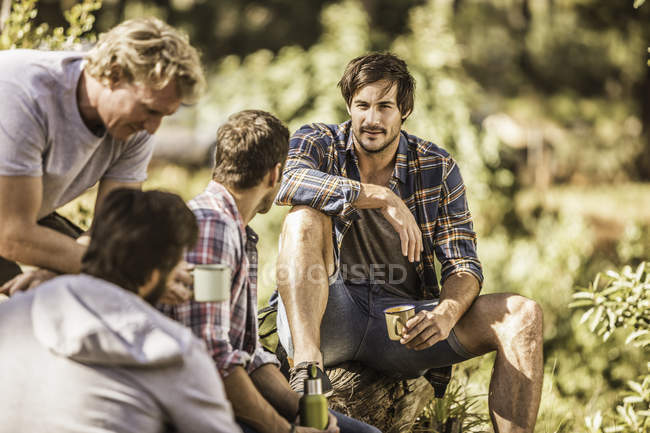 Vier männliche Wanderer sitzen im Wald, Wildpark, Kapstadt, Südafrika — Stockfoto