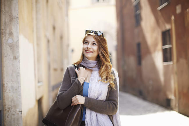 Junge kultivierte Frau erkundet Straße, Rom, Italien — Stockfoto