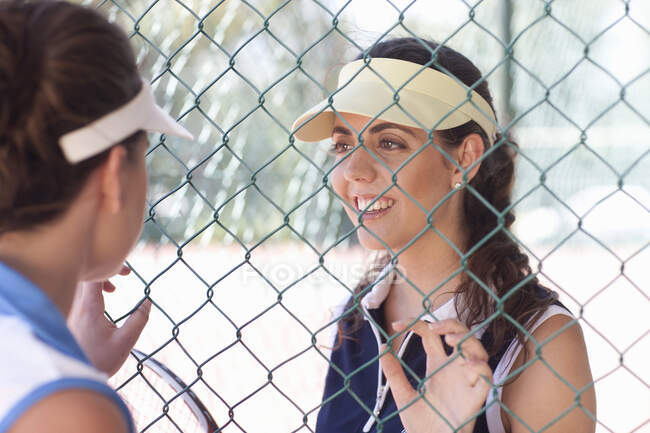 Jogadores de tênis conversando na cerca — Fotografia de Stock