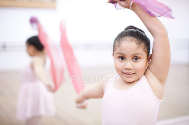 Primo piano della giovane ballerina che balla con sciarpe rosa — Foto stock