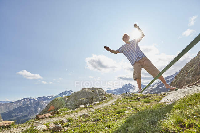 Giovane uomo in equilibrio su slackline sul ghiacciaio della Val Senales, Val Senales, Alto Adige, Italia — Foto stock