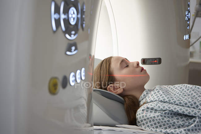 Chica entrando al escáner de TC en el hospital - foto de stock