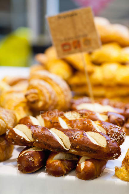 Rouleaux bretzels à vendre au comptoir de boulangerie, gros plan — Photo de stock