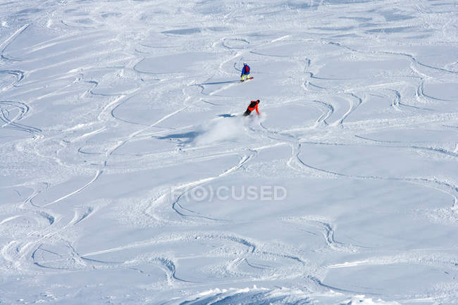 Snowboarder che fanno piste sulla neve — Foto stock