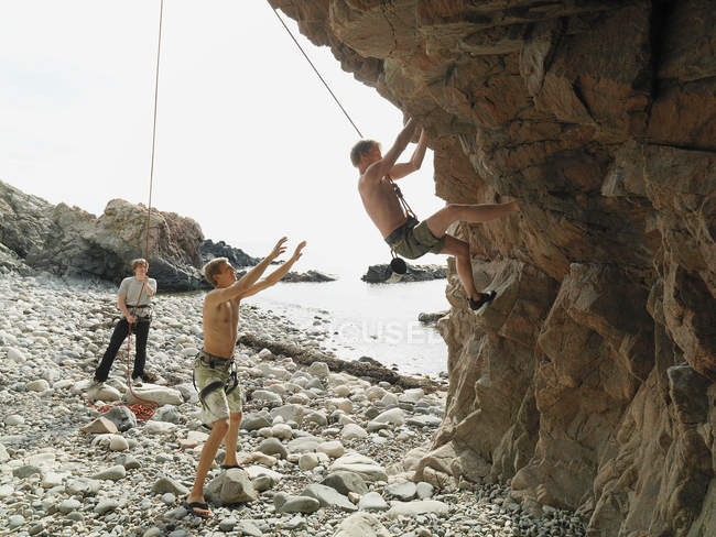 Bergsteiger seilen sich von Felswand ab — Stockfoto