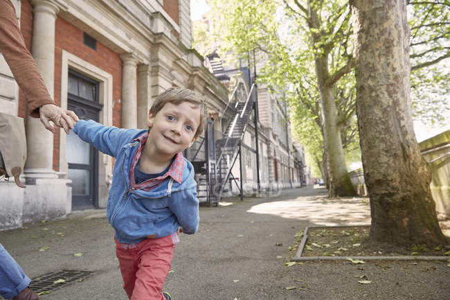 Хлопчик дивиться в камеру на вулиці, Лондон, Великобританія — стокове фото