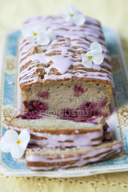 Малиновий торт губки гарнір з квітами — стокове фото