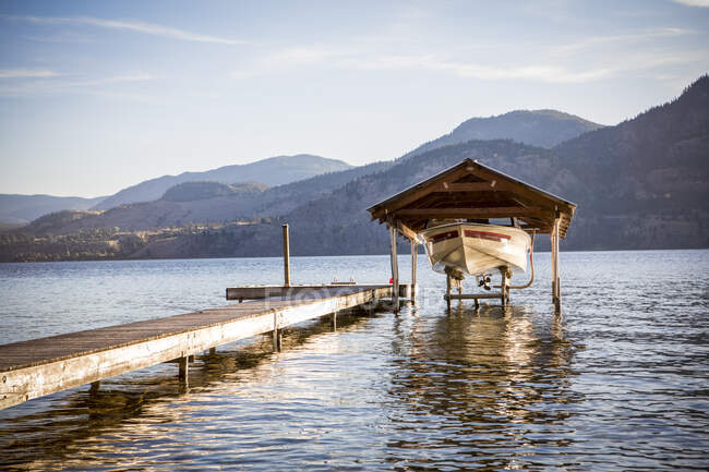 Boat moored by pier, Penticton, Canada — Stock Photo