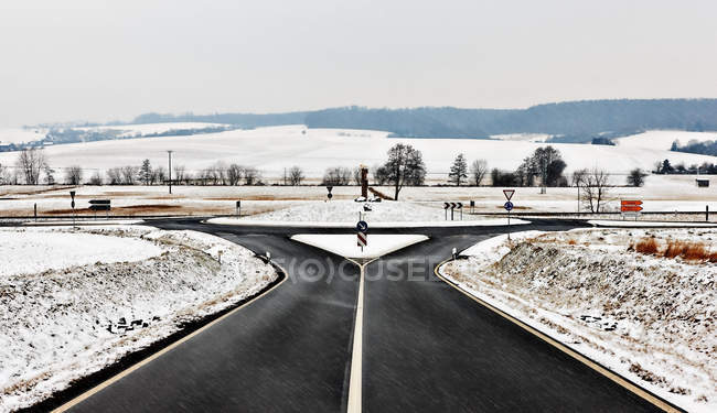 Estrada e rotunda na neve — Fotografia de Stock