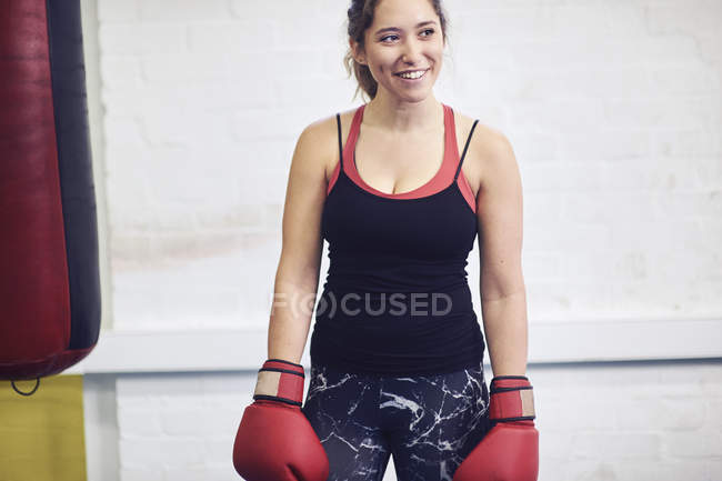 Jovem boxeador feminino vestindo luvas de boxe vermelho — Fotografia de Stock
