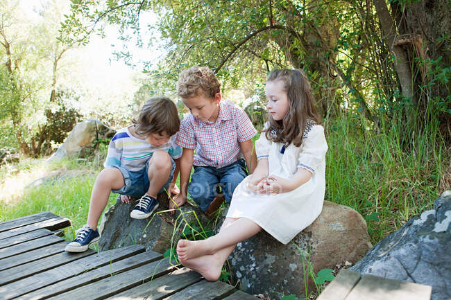 Meninos e menina ao ar livre — Fotografia de Stock