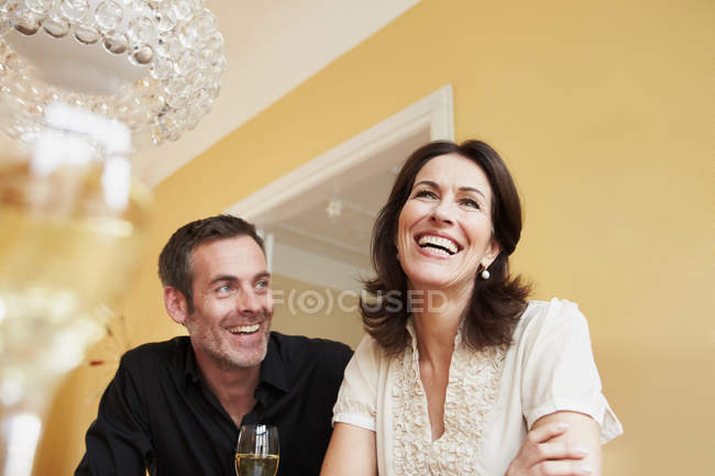 Paar lächelt zu Hause — Stockfoto