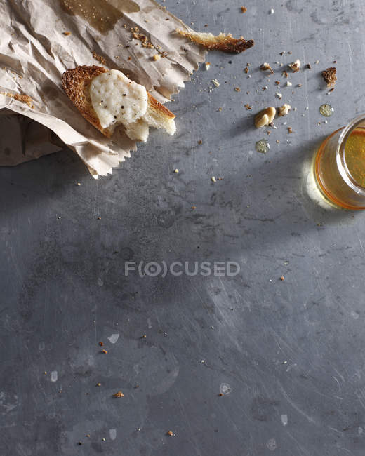 Goats cheese crouton and glass of beer — Stock Photo