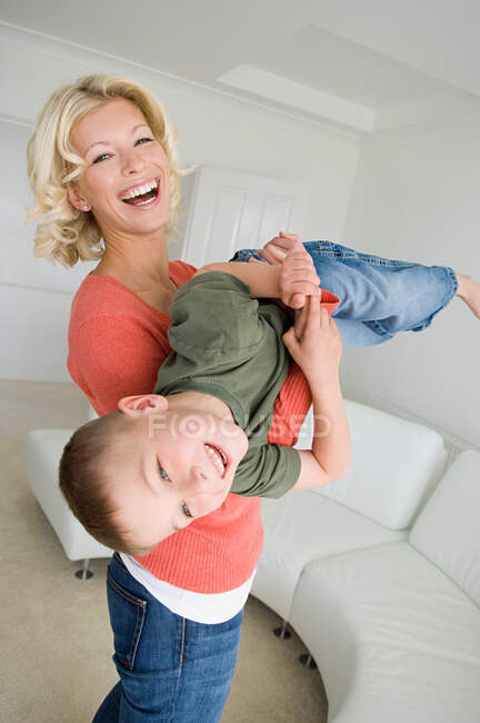 Mãe e filho brincando na sala de estar — Fotografia de Stock